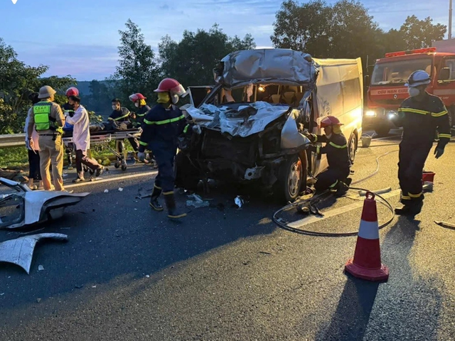 tngt-17652781402011251511324 Khẩn trương điều tra nguyên nhân vụ tai nạn làm 3 người tử vong trên cao tốc Đà Nẵng – Quảng Ngãi- Ảnh 1.